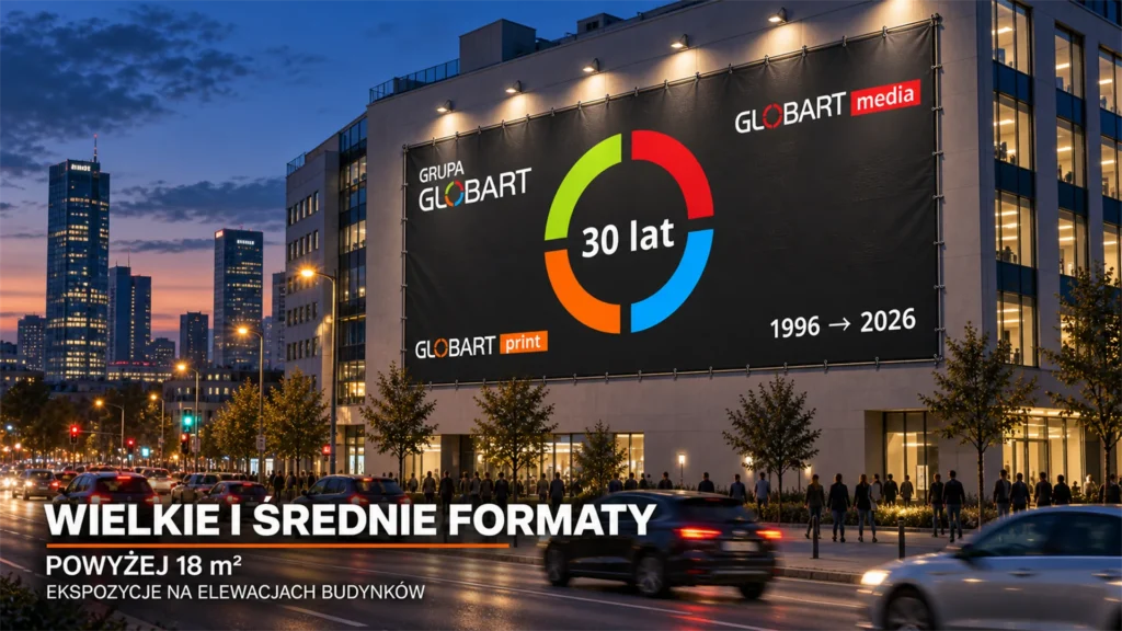 wielki-format-siatka-na-elewacji-wieczorem